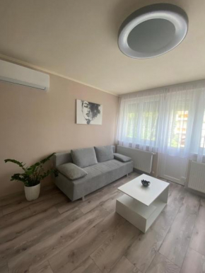 Hotter Apartman, Marcali